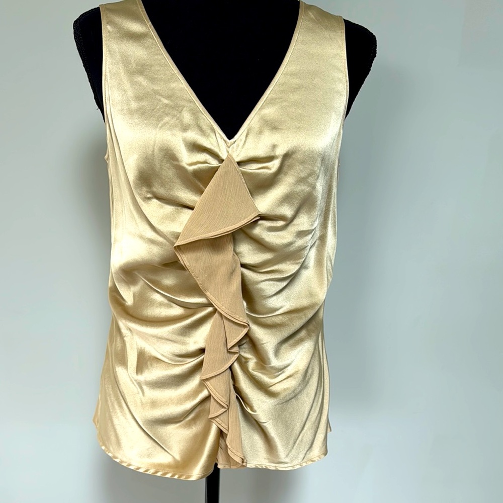 Sleeveless blouse in gold satin